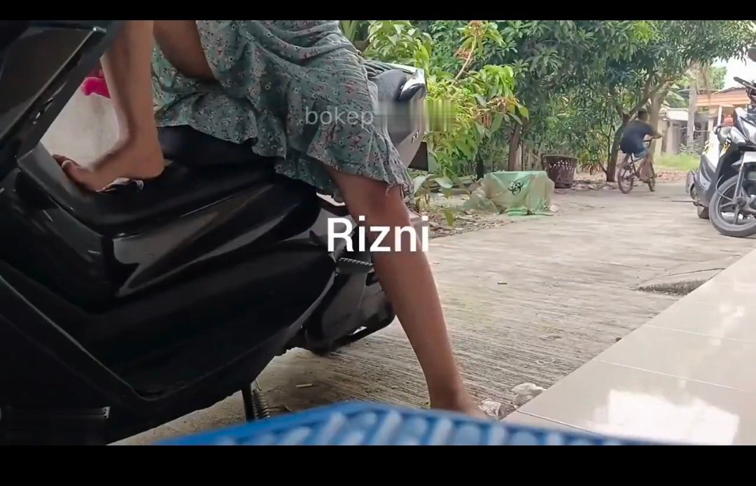 colmek di depan kos siang bolong