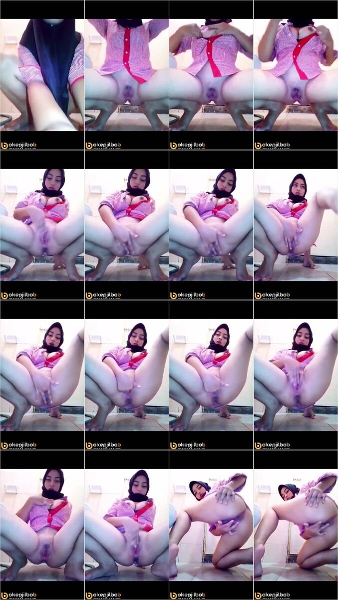 Ukhti imut Omek Ngangkang di Kamar Mandi