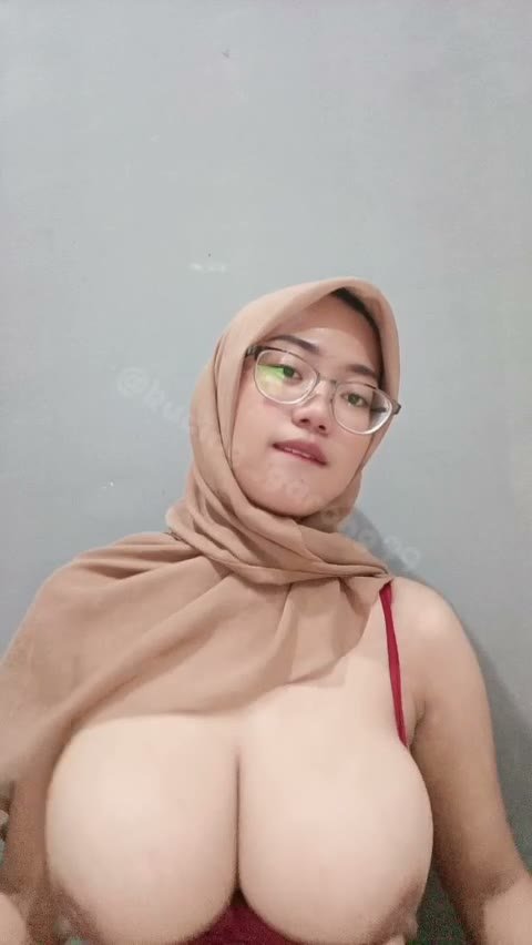 Gina Hijab Hitam Montok